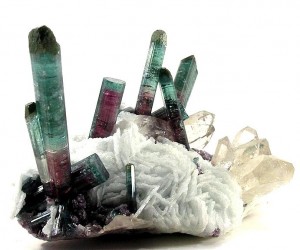 Смес на Аквичоп от кристали на елбаит, кварц и лепидолит